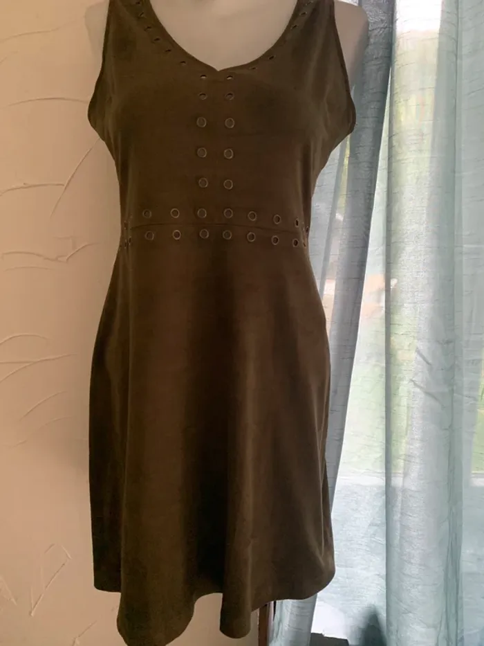 Robe stradivarius effet daim vert kaki taille M taille 38