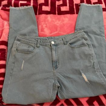 Jeans bleu clair troué