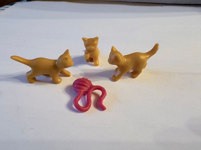 lot de 3 chatons roux et une pelote de laine rouge Playmobil :