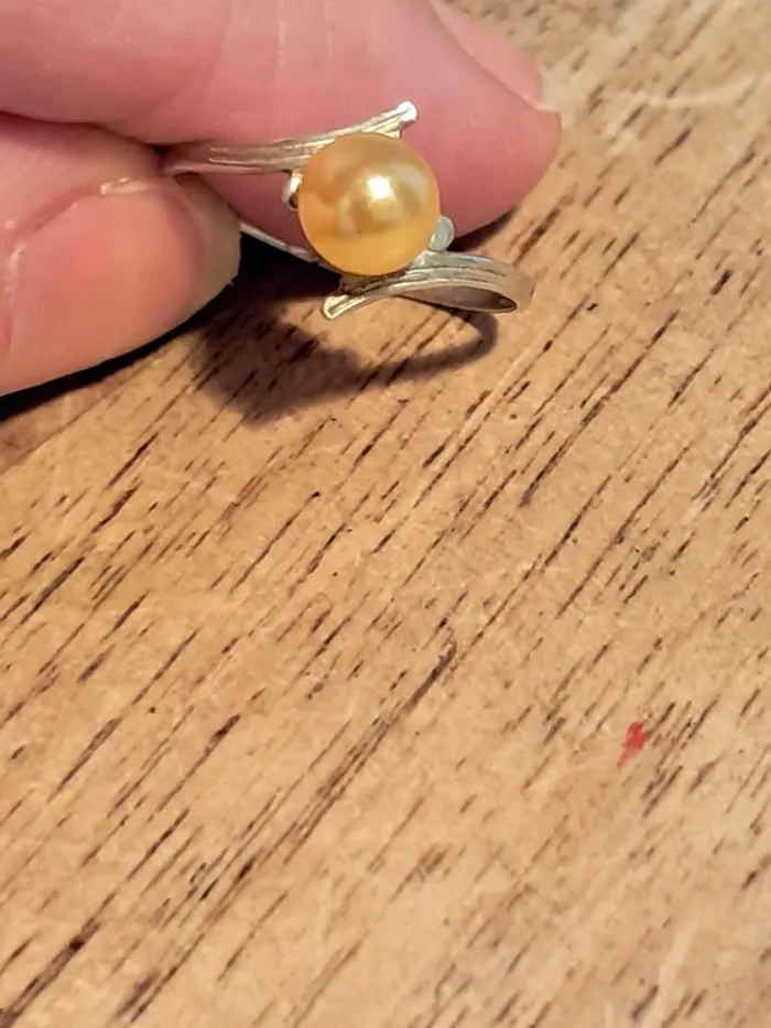 Adorable bague en argent avec perle de culture dorée - photo numéro 3