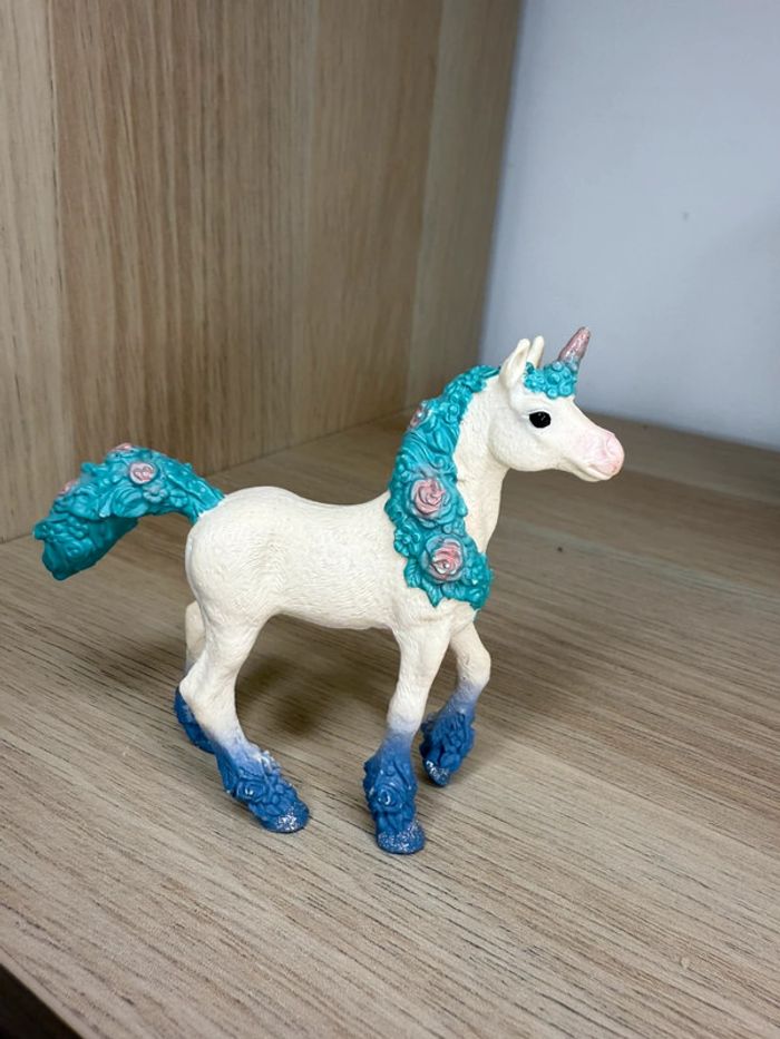 Poulain licorne au fleurs schleich bayala