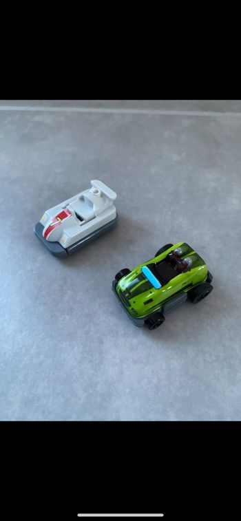 Lot de 2 petites voitures