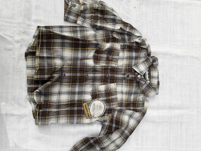 Chemise à carreaux.