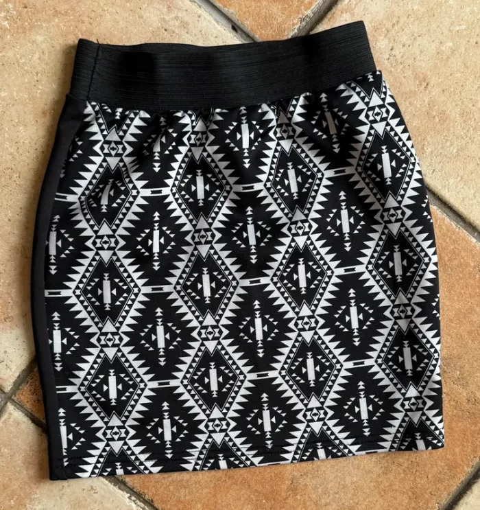 Jupe droite noire et blanche motifs losanges taille 8 ans