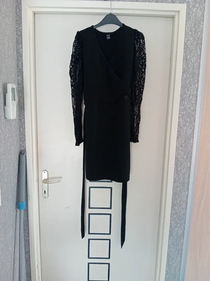Robe noir en taille L  manche en dentelle décolleté de chez Shein - photo numéro 2