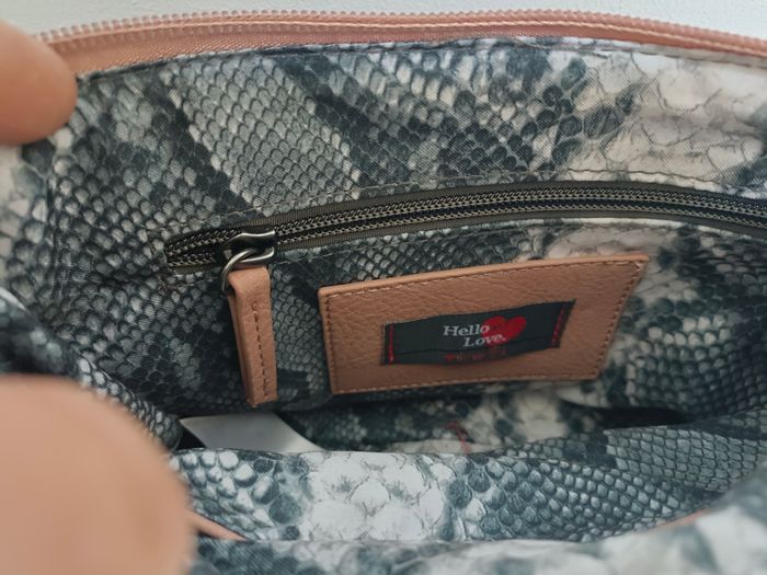 Sac à main fermeture zippée de marque street one neuf jamais porté 
Dimensions 26 x 17 cm 
1 poche zippée à l'intérieur et 1 normale 1 poche zippée à l'extérieur 
envoi rapide - photo numéro 7