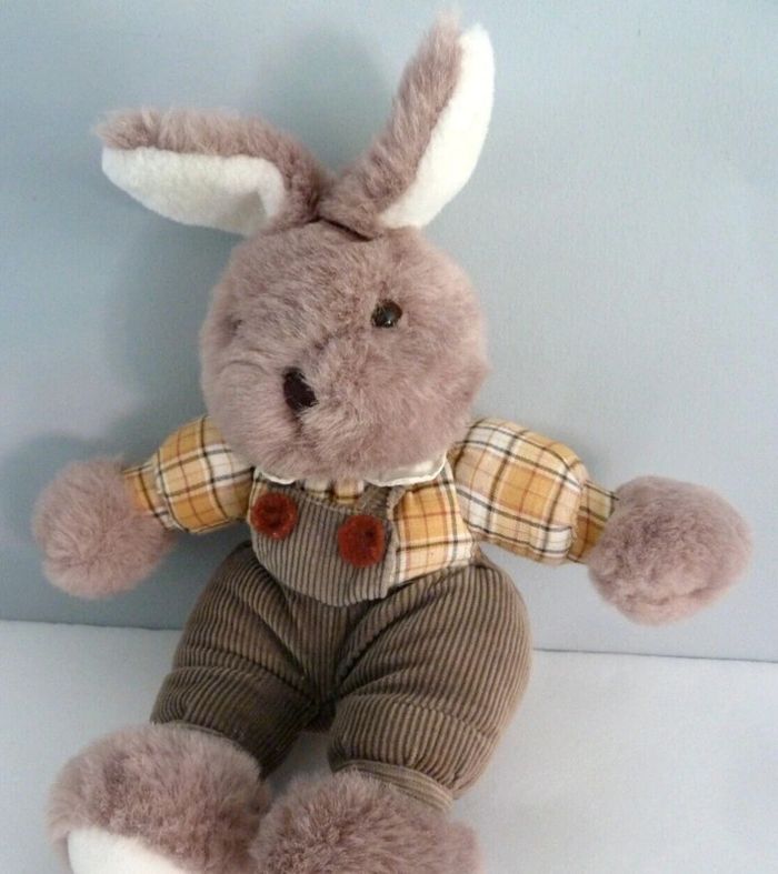 Très beau lapin en peluche habillé - photo numéro 2