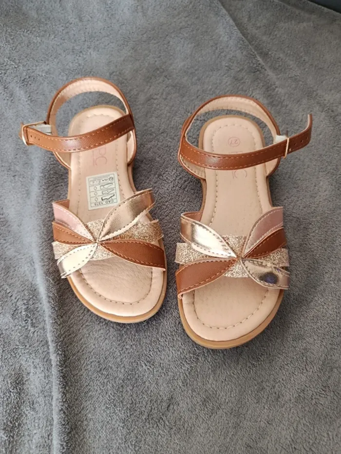 Chaussures ouvertes / Sandales fille Distri Center 27 - photo numéro 2