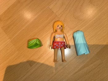 Dame Playmobil en bikini avec 2 jupes et 1 peignoir