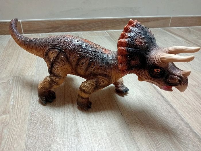 Dinosaure en plastique souple