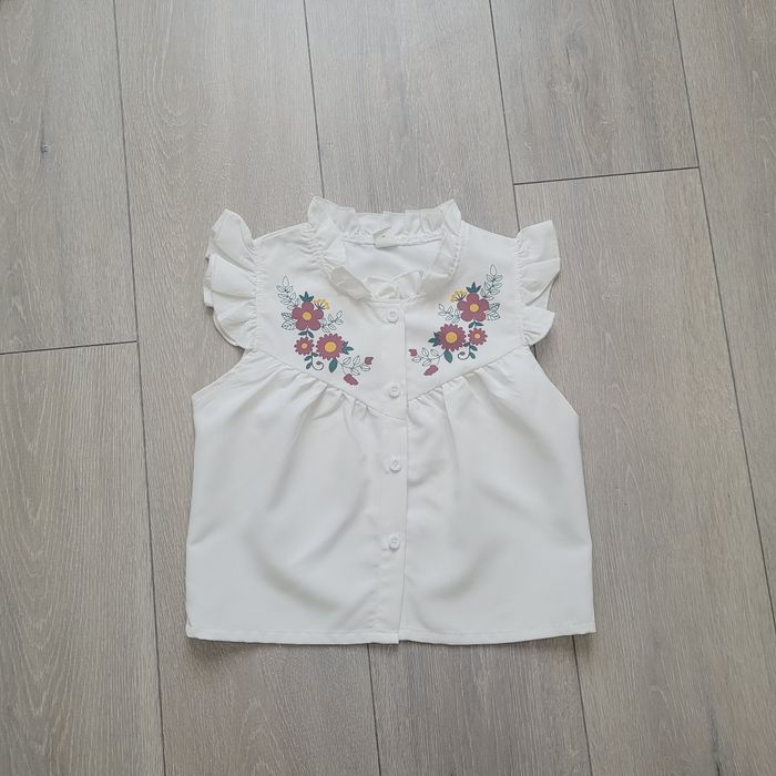 Très belle chemise sans manche crème clair à fleurs. Fille 8 ans. Marque Shein
