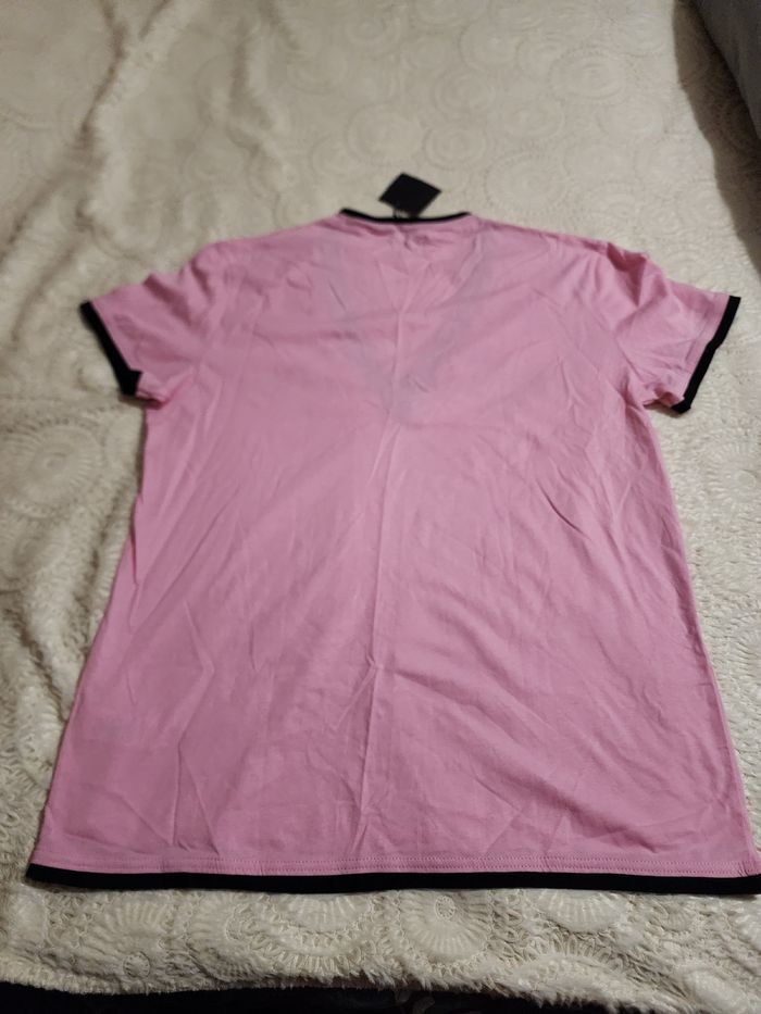 T-shirt rose et noir à col V - photo numéro 3