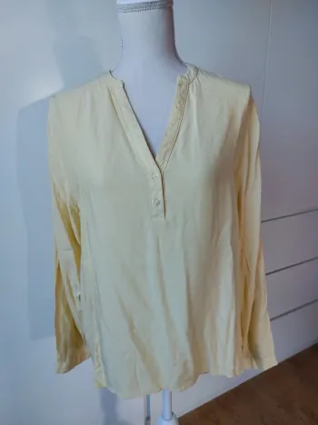 Blouse légère jaune pâle