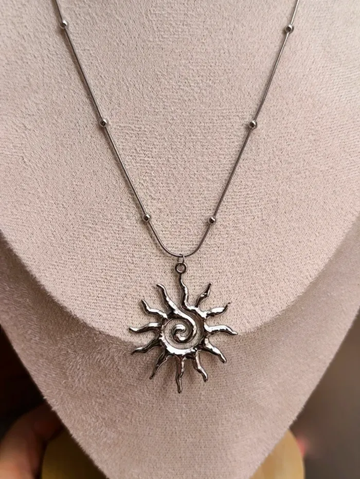 Collier argenté avec billes et soleil - photo numéro 2