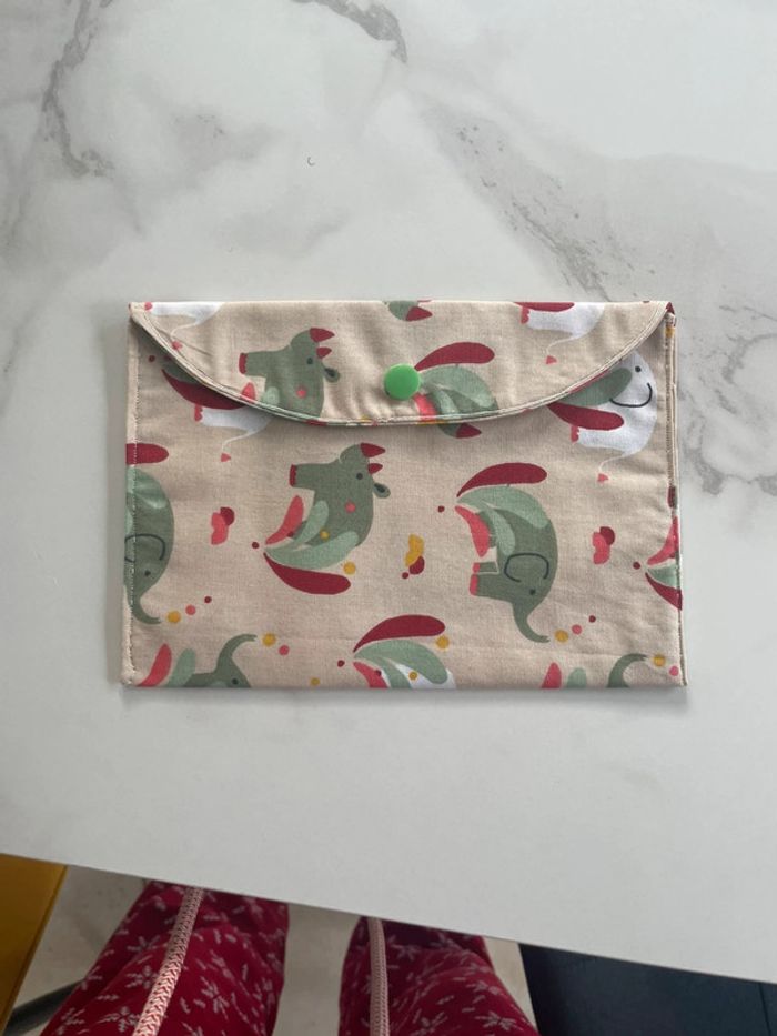 Jolie pochette doublée pour papiers goûter maquillage ou autre éléphant