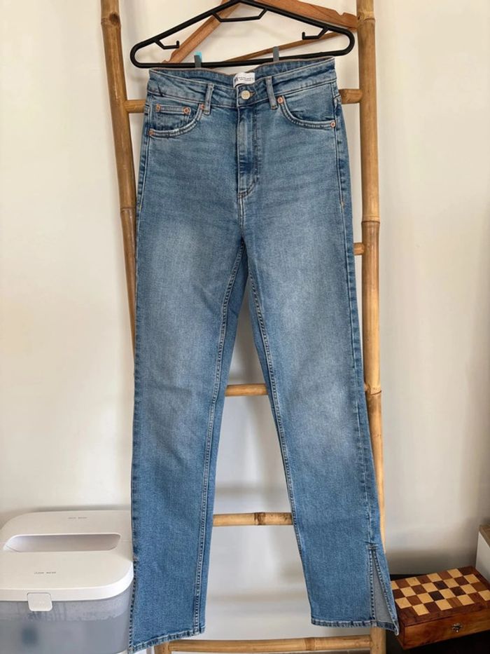 Jean bleu zara taille 38 fentes en bas des jambes