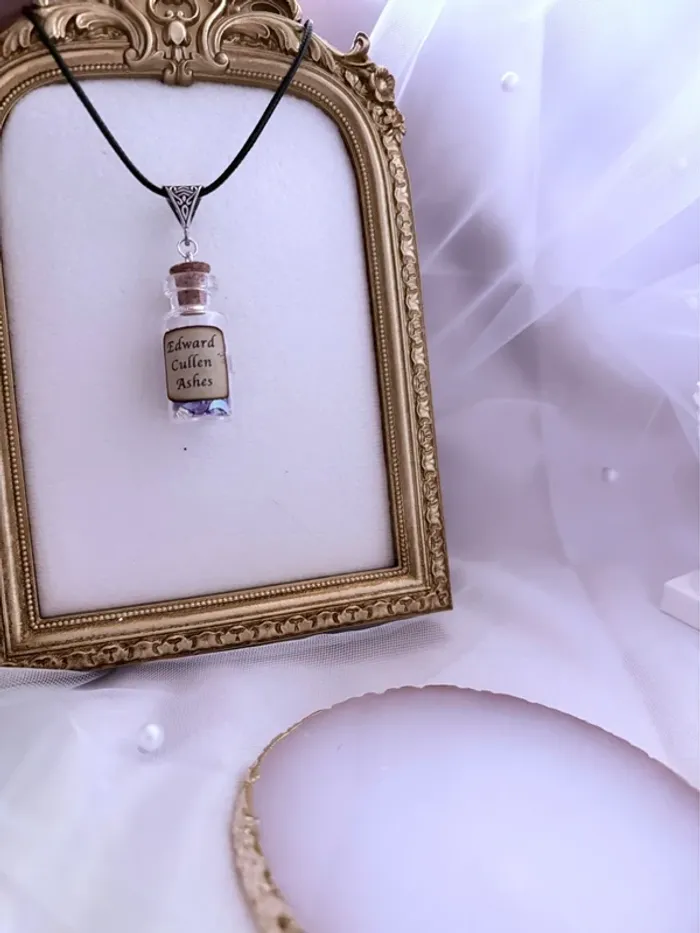Collier en lien noir avec fiole en verre et breloque poignard - photo numéro 2
