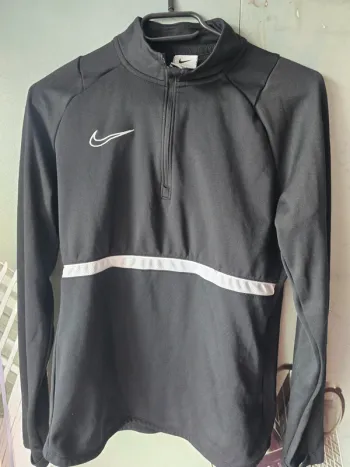 Pull Nike noir manche longue avec emplacement pouce – très bon état