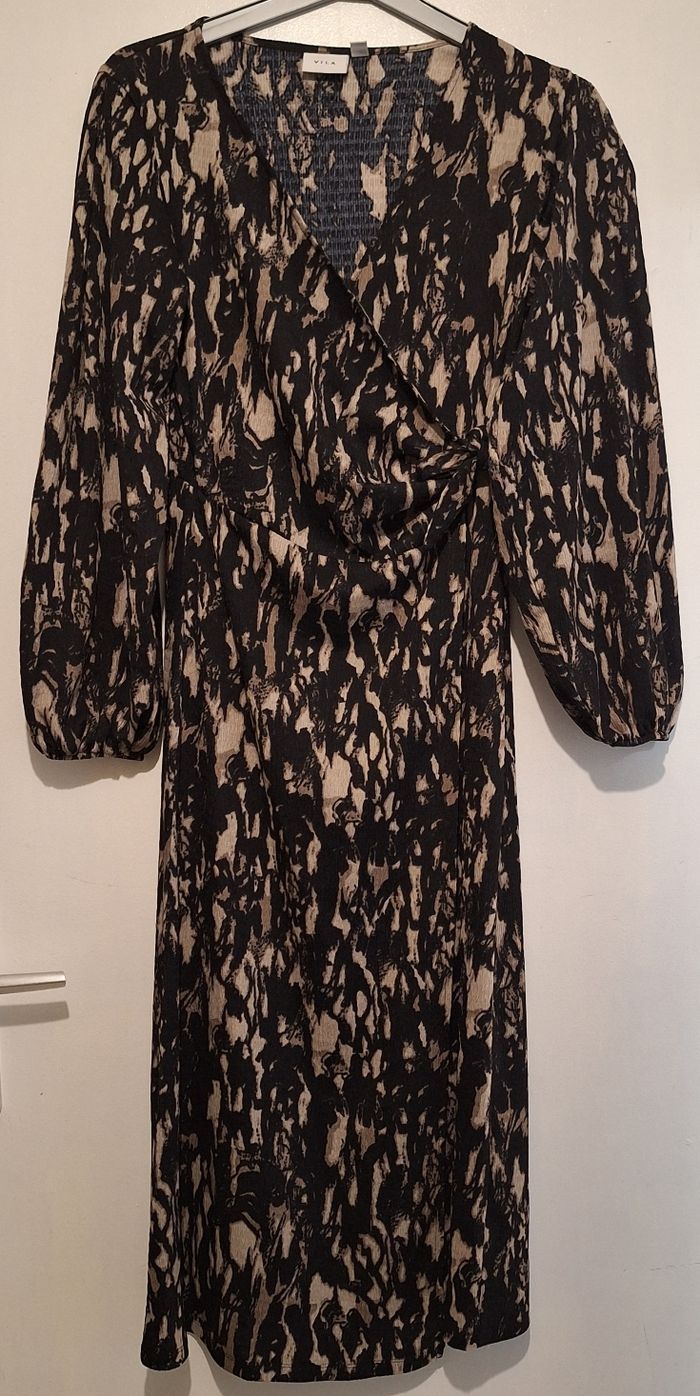 Longue robe portefeuille noire et beige au tissu froissé