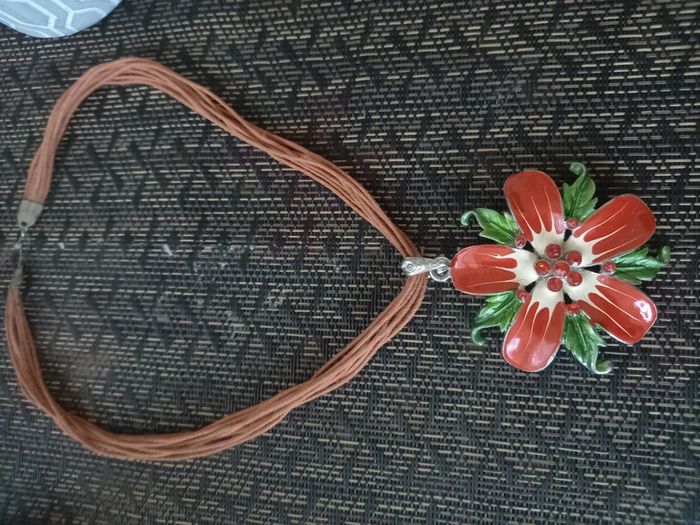 Collier à cordes avec grosses fleur Rouge et verte - photo numéro 6