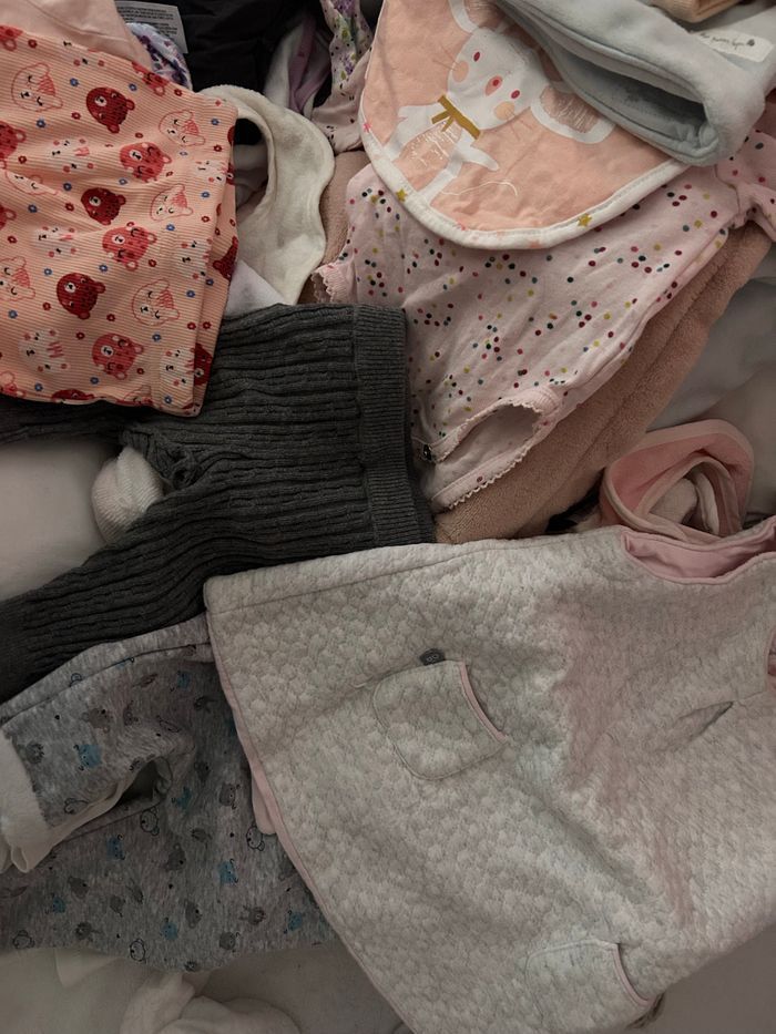Vend lots bebe pleins de chose jamais porter + une combinaison jamais porter - photo numéro 3