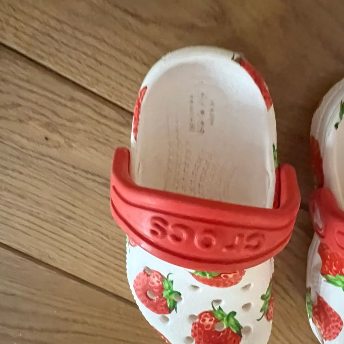 Crocs fraises - 21/22 - photo numéro 2