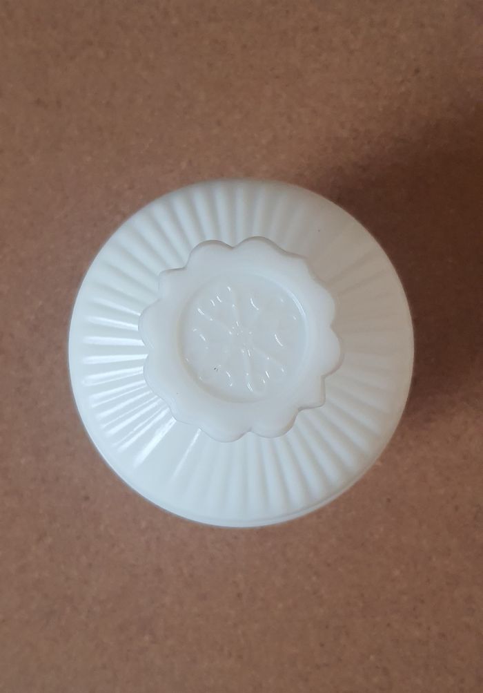 Poudrier "Avon" en verre de lait des années ~1970 - photo numéro 2