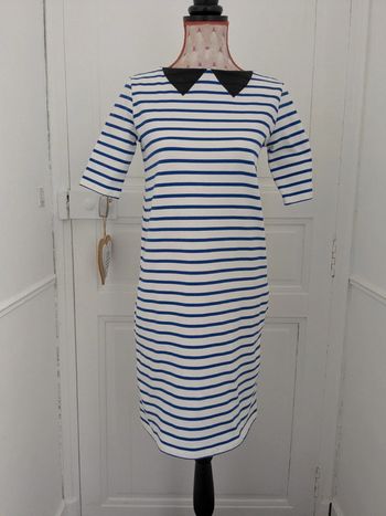 Robe xxs portée une fois rayée col noir