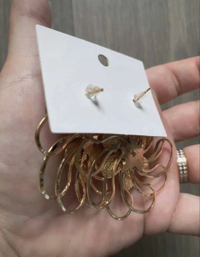 Boucles d’oreilles NEUVES avec étiquette femme forme fleurs couleur doré - photo numéro 7