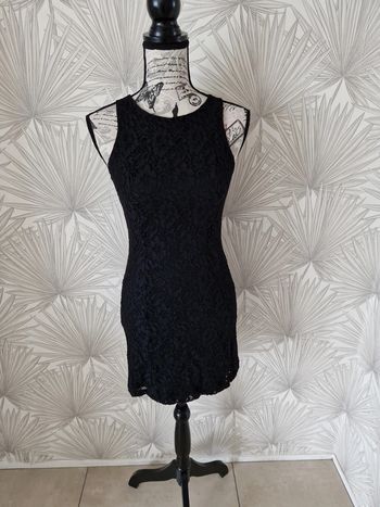 Jolie robe a dentelle noire Etam taille 36