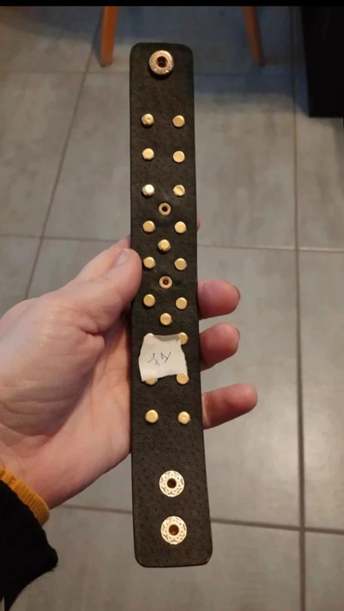 Bracelet noir pression avec étoiles et tête de mort doré - photo numéro 6