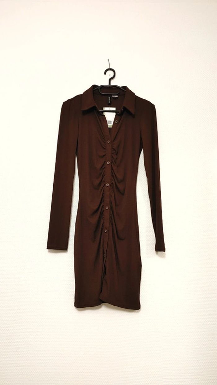 Belle robe marron moulante bouton sur le devant taille XS