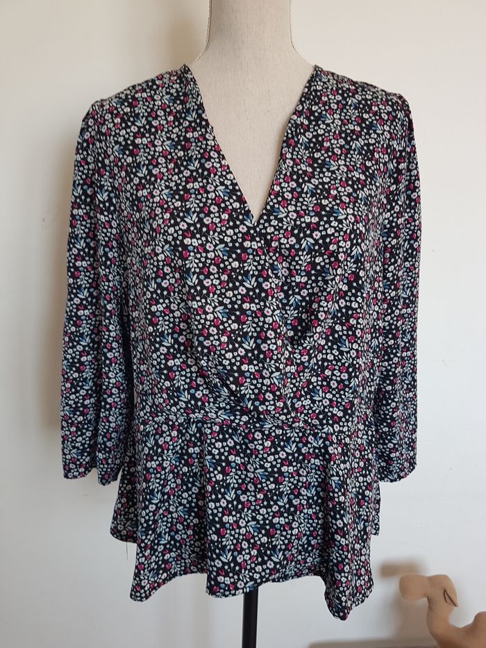 Blouse noire à fleurs multicolores façon cache cœur. Kiabi. T44, 50cm aux aisselles, cm de haut.