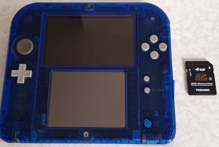 Nintendo 2 DS Bleu Crystal Transparent Seule avec stylet et une carte SD 4 Go - photo numéro 2