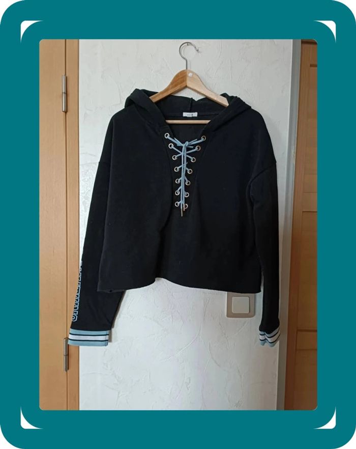 sweat à capuche noir et bleu avec lacet