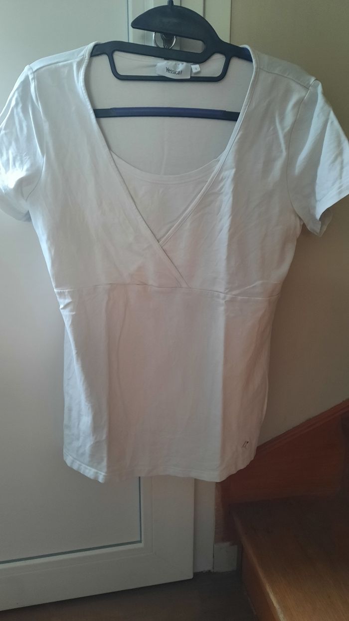 T-shirt blanc de grossesse