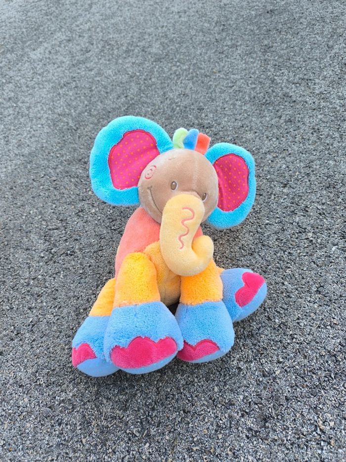 Peluche éléphant coloré en très bon état