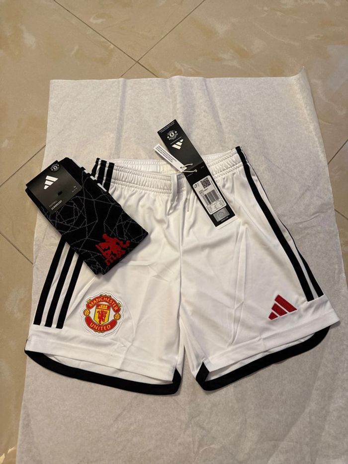 Short de foot Adidas équipe Manchester united avec chaussettes taille 9/10 ans authentique neuf - photo numéro 2