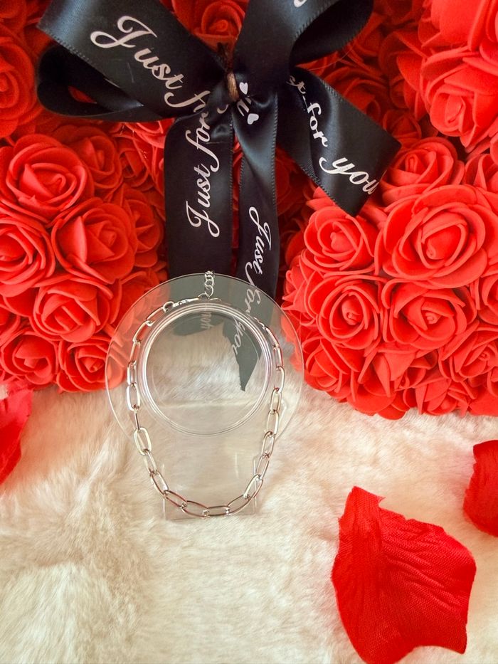 Un superbe bracelet argenté à maillons plats et géométriques, à la fois moderne et raffiné. Idéal pour sublimer vos tenues du quotidien ou vos soirées ✨  🔹 État : Neuf 🔹 Couleur : Argent brillant 🔹 Fermoir : Mousqueton ajustable 🔹 Convient pour : Femme &#