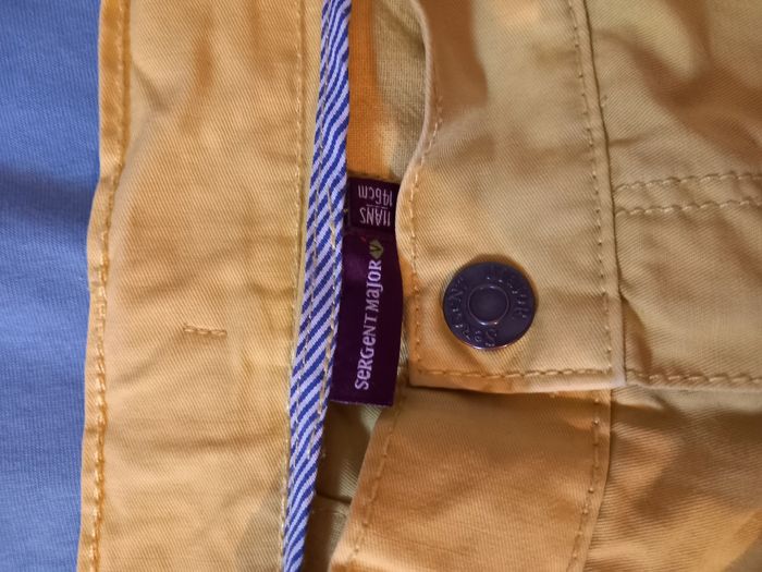 Short jaune - photo numéro 3