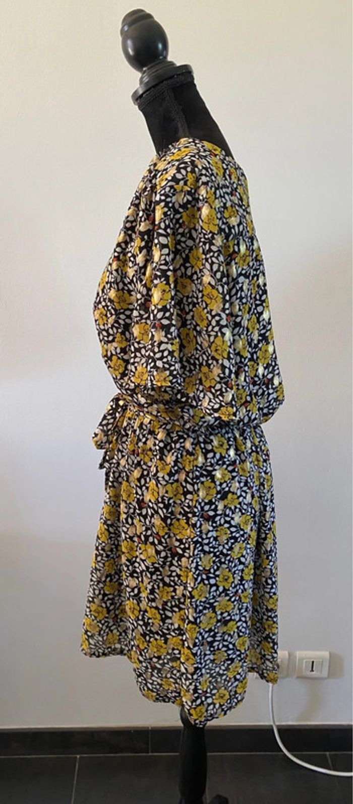 Robe d’été Van Der Rock taille 3 noire à fleurs jaunes et dorées - photo numéro 8