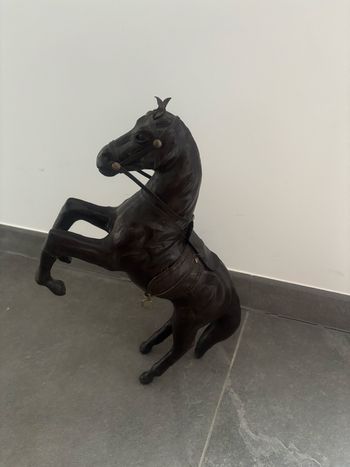 Statue cheval en cuir