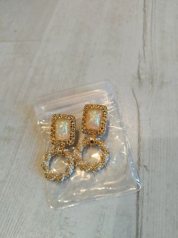 Très jolies boucles d'oreilles neuves dorées et pierres