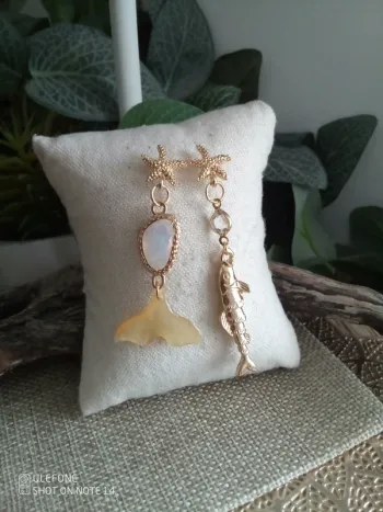 Boucles d'oreilles bohèmes asymétriques nacre et opaline