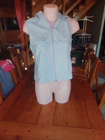Veste légère sans manches cintrée