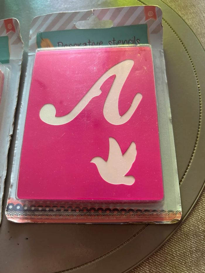 Deux lots de pochoirs alphabet - photo numéro 2