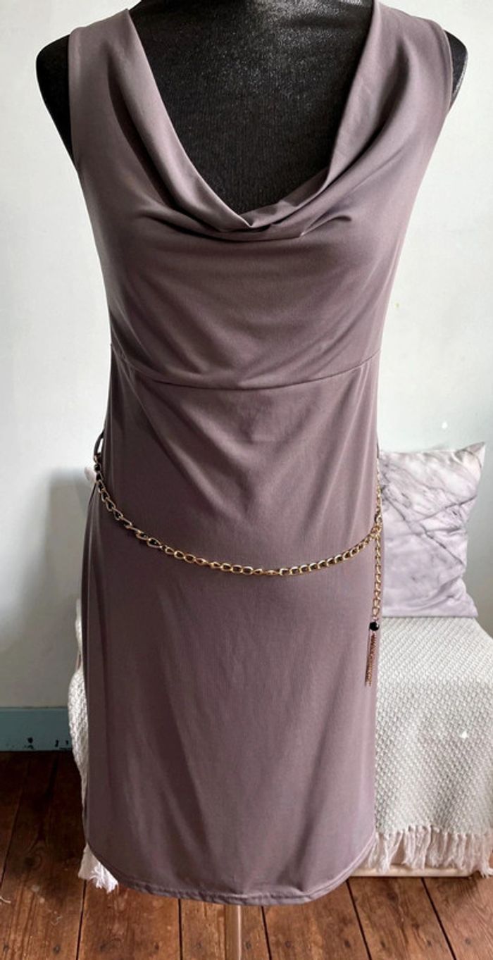 Robe dos nu couleur taupe. - photo numéro 2