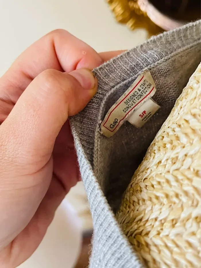sublime Pull fin gris col v Gap taille S manches longues details cotes - photo numéro 13