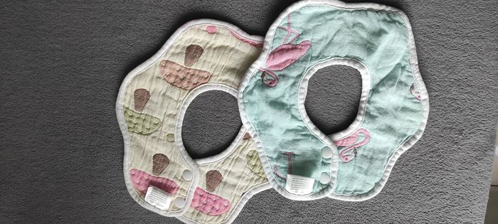 2 mini bavoirs tour de cou neuf - photo numéro 2