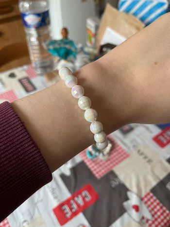 Bracelet perles blanches.